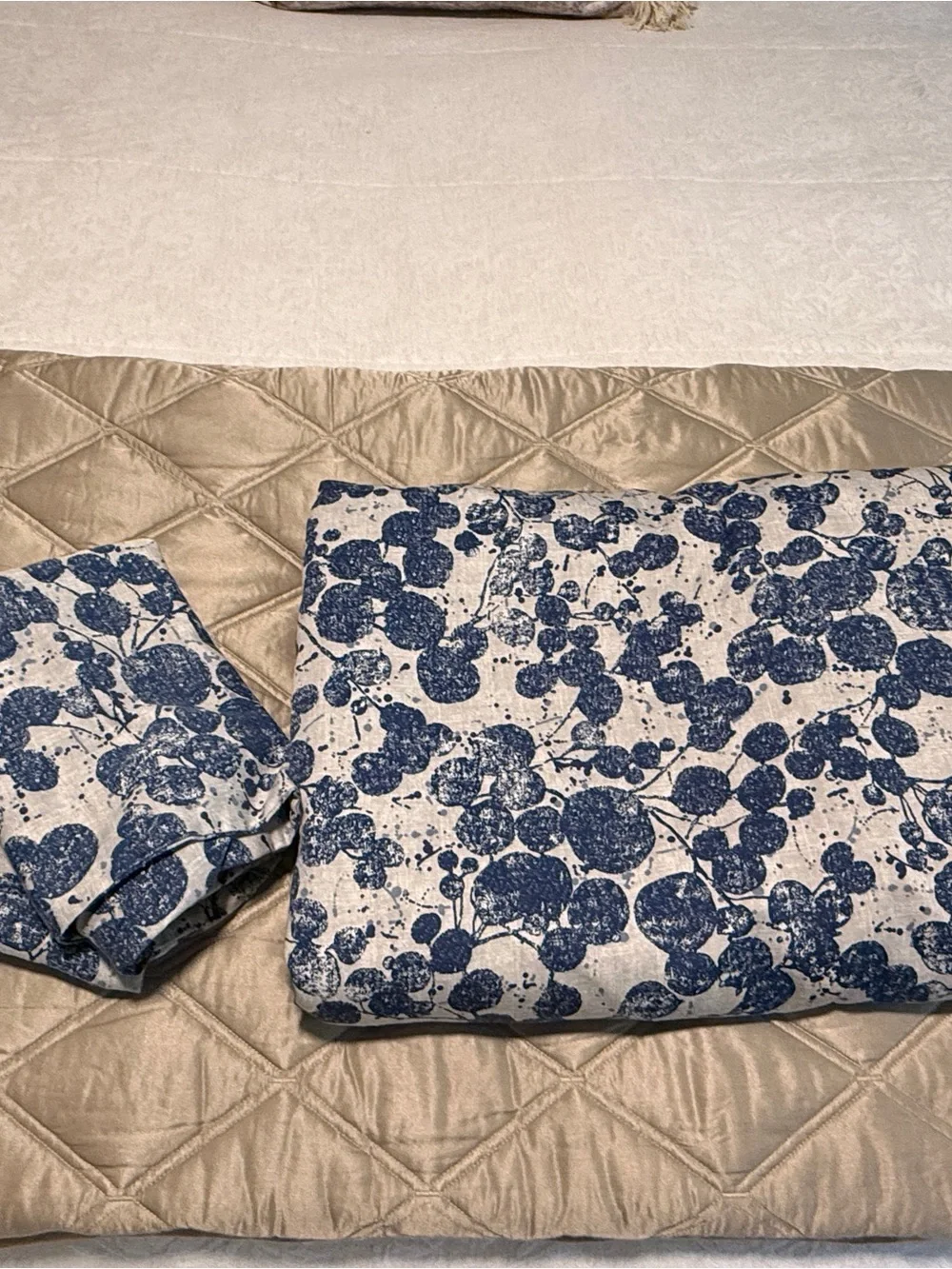 Calvin Klein Blue and White Floral Queen duvet and 2 standard shams, EUC